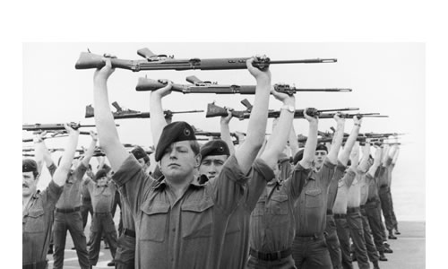 Los hombres del 40 Royal Marine Commando entrenan en el HMS Hermes rumbo a las islas en abril de 1982